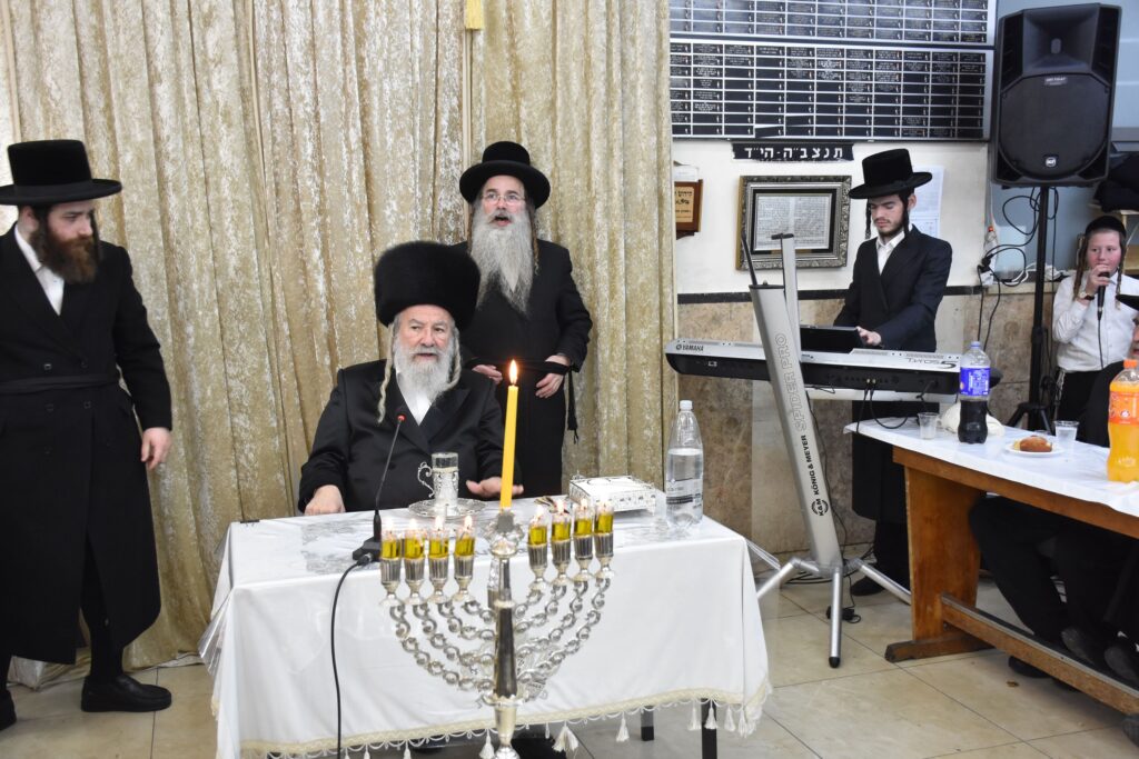 האדמו"ר מאשלג הדליק נרות, חילק מעות וערך חלאק'ה