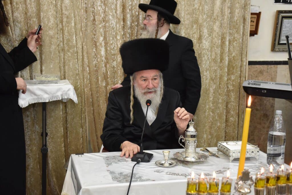 האדמו"ר מאשלג הדליק נרות, חילק מעות וערך חלאק'ה