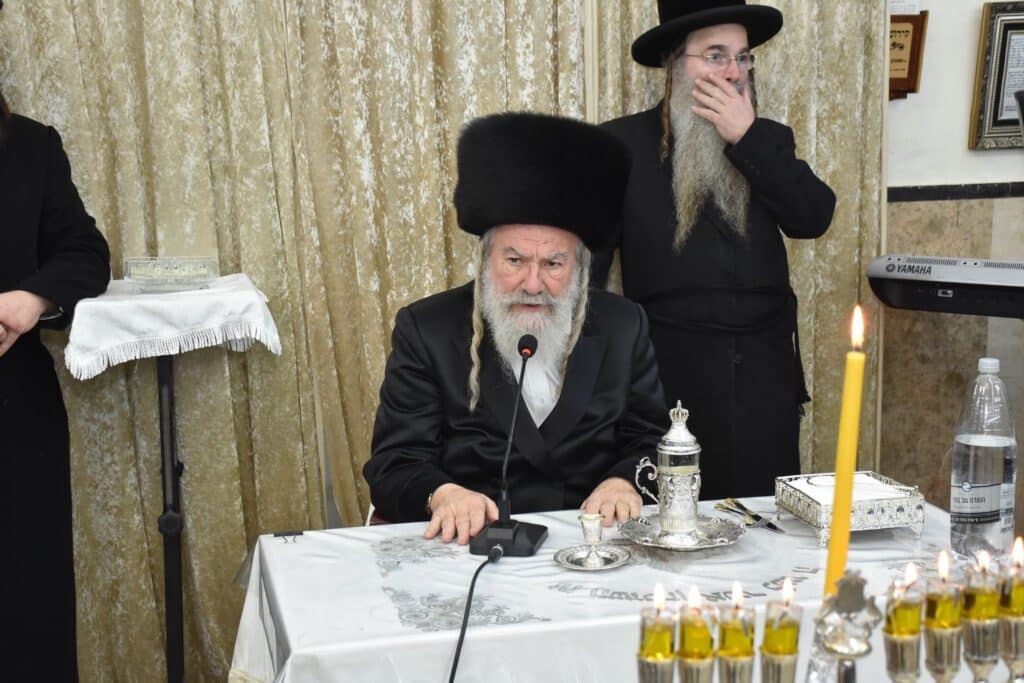 האדמו"ר מאשלג הדליק נרות, חילק מעות וערך חלאק'ה