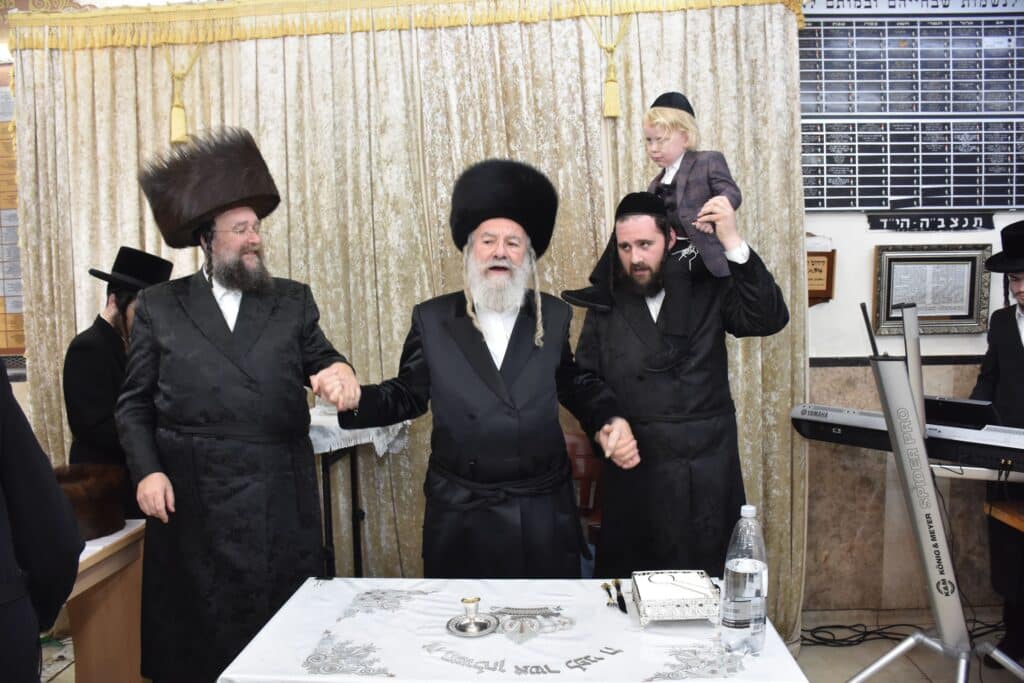 האדמו"ר מאשלג הדליק נרות, חילק מעות וערך חלאק'ה