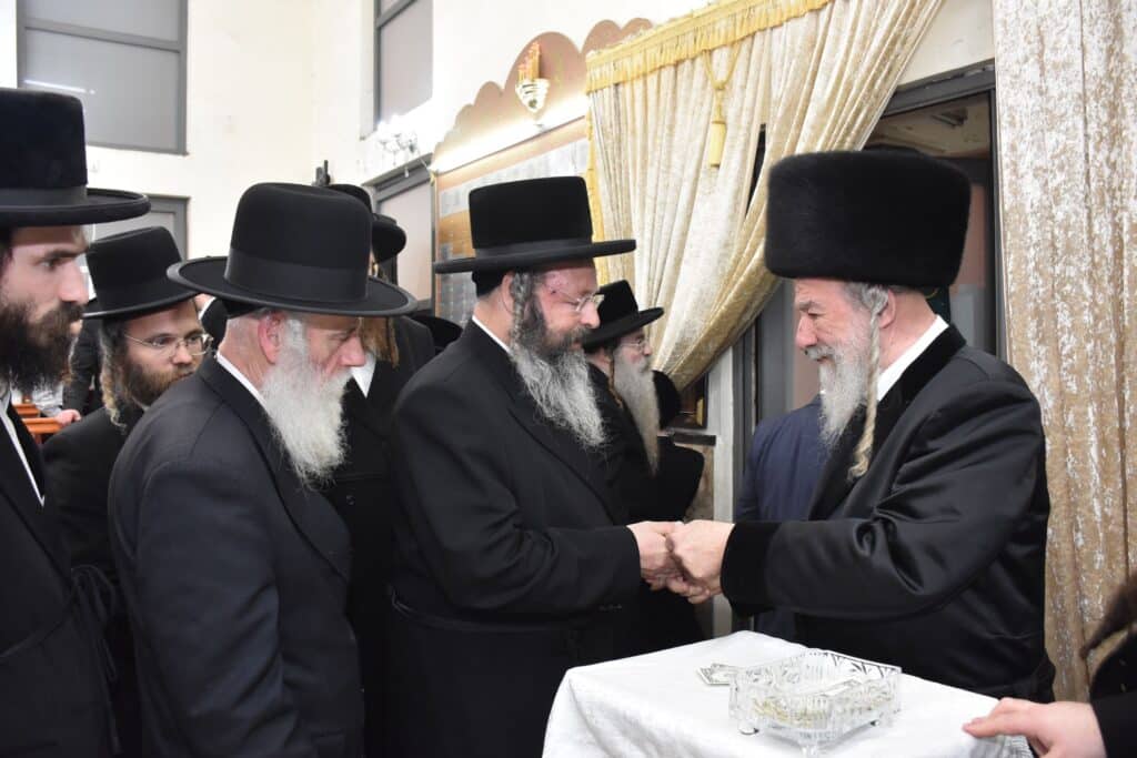 האדמו"ר מאשלג הדליק נרות, חילק מעות וערך חלאק'ה