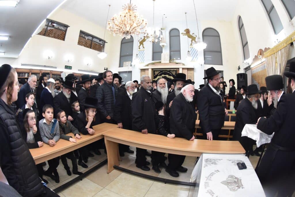 האדמו"ר מאשלג הדליק נרות, חילק מעות וערך חלאק'ה