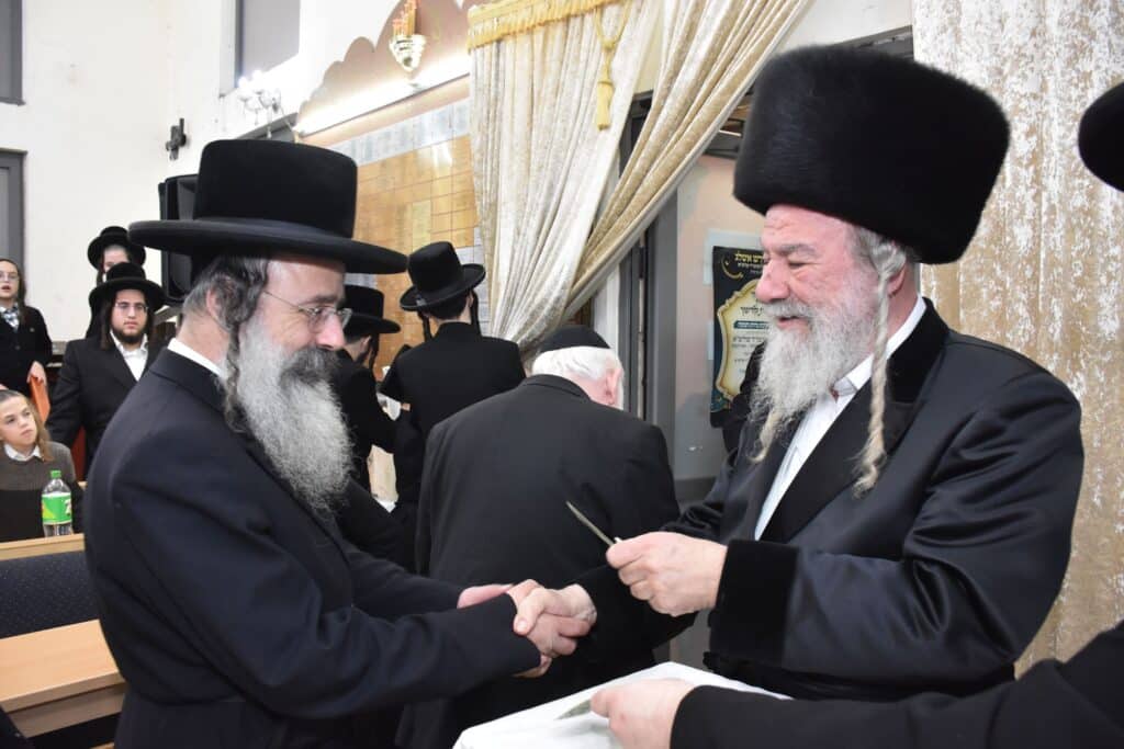 האדמו"ר מאשלג הדליק נרות, חילק מעות וערך חלאק'ה