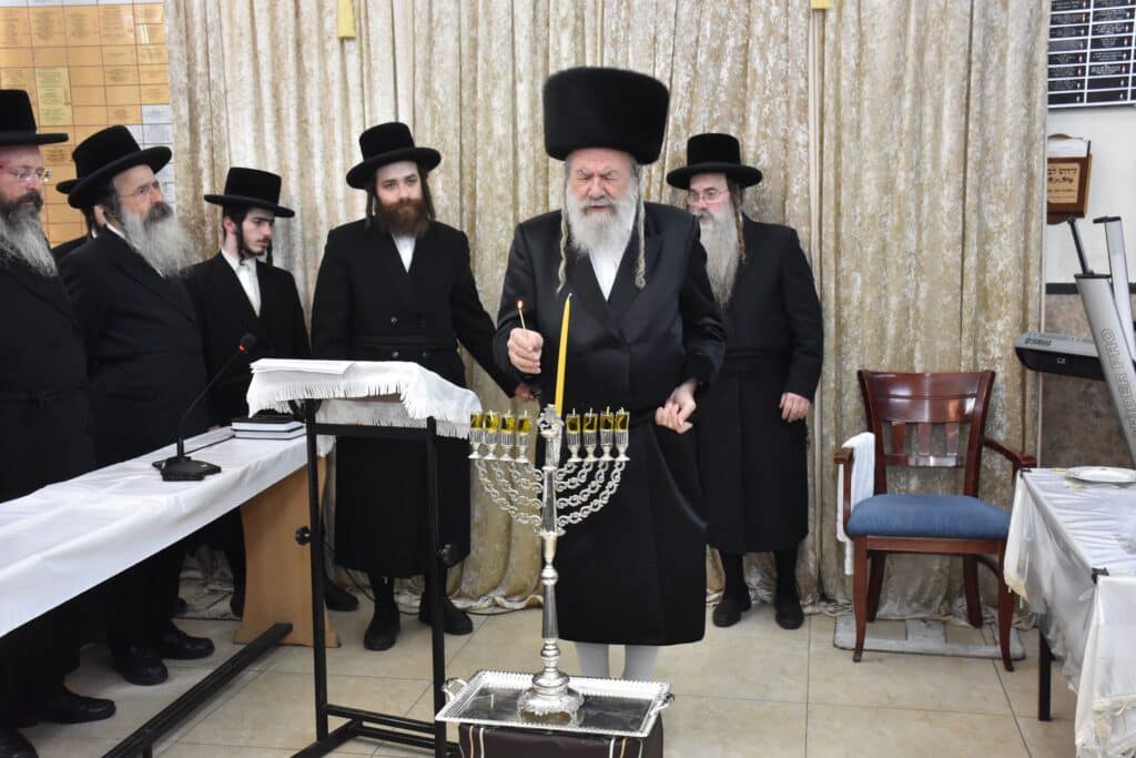 האדמו"ר מאשלג הדליק נרות, חילק מעות וערך חלאק'ה