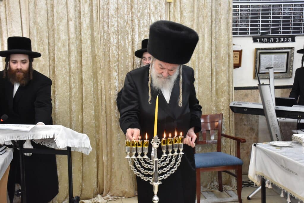 האדמו"ר מאשלג הדליק נרות, חילק מעות וערך חלאק'ה