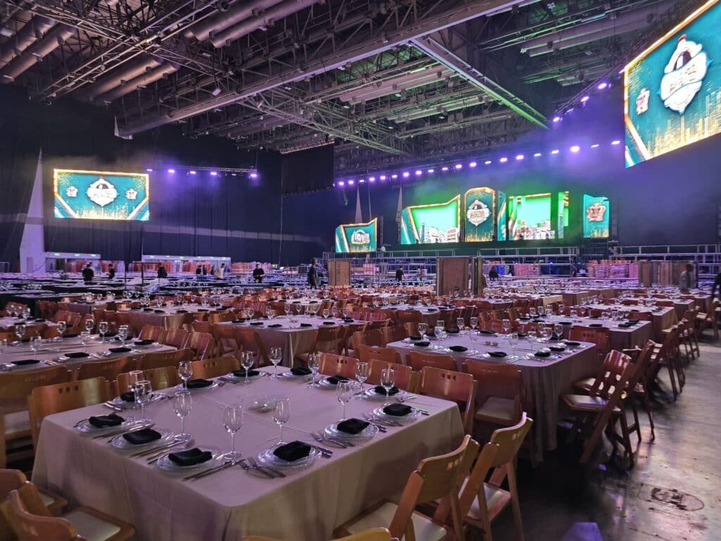 גלריה מיוחדת: בגני התערוכה נערכים לאירוע היהודי הגדול בעולם