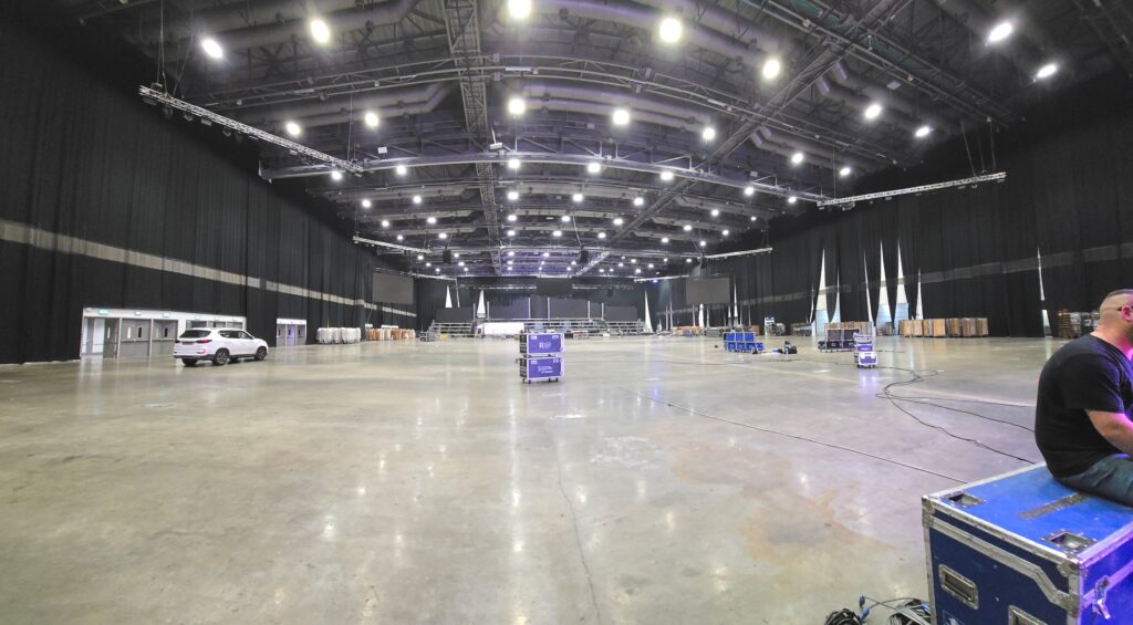 גלריה מיוחדת: בגני התערוכה נערכים לאירוע היהודי הגדול בעולם