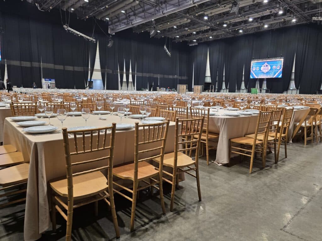 גלריה מיוחדת: בגני התערוכה נערכים לאירוע היהודי הגדול בעולם