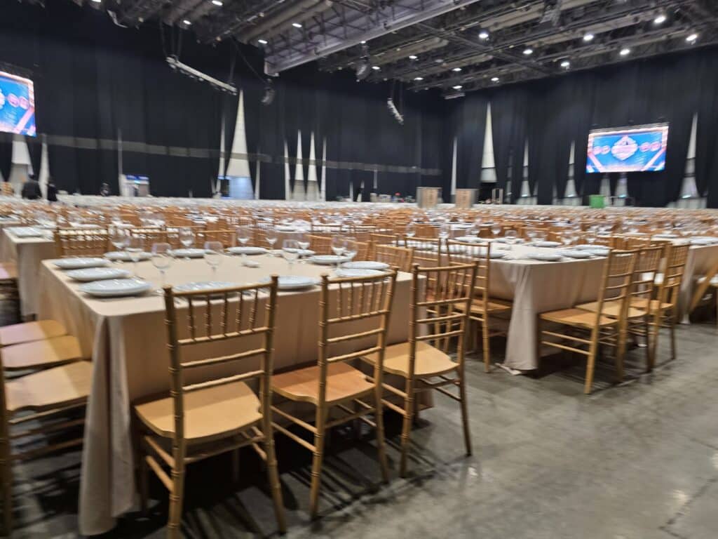 גלריה מיוחדת: בגני התערוכה נערכים לאירוע היהודי הגדול בעולם