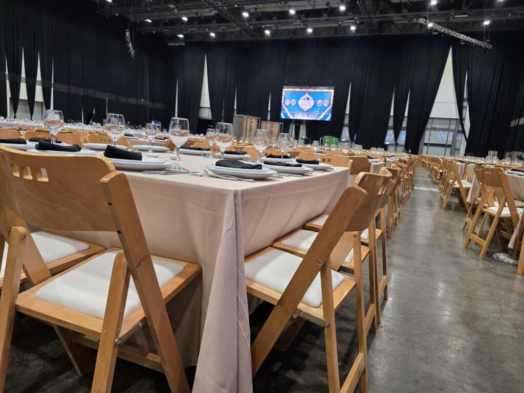 גלריה מיוחדת: בגני התערוכה נערכים לאירוע היהודי הגדול בעולם