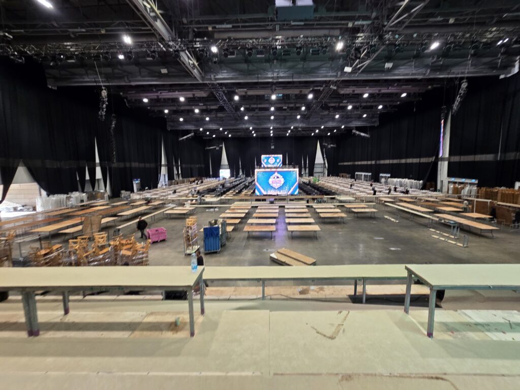 גלריה מיוחדת: בגני התערוכה נערכים לאירוע היהודי הגדול בעולם