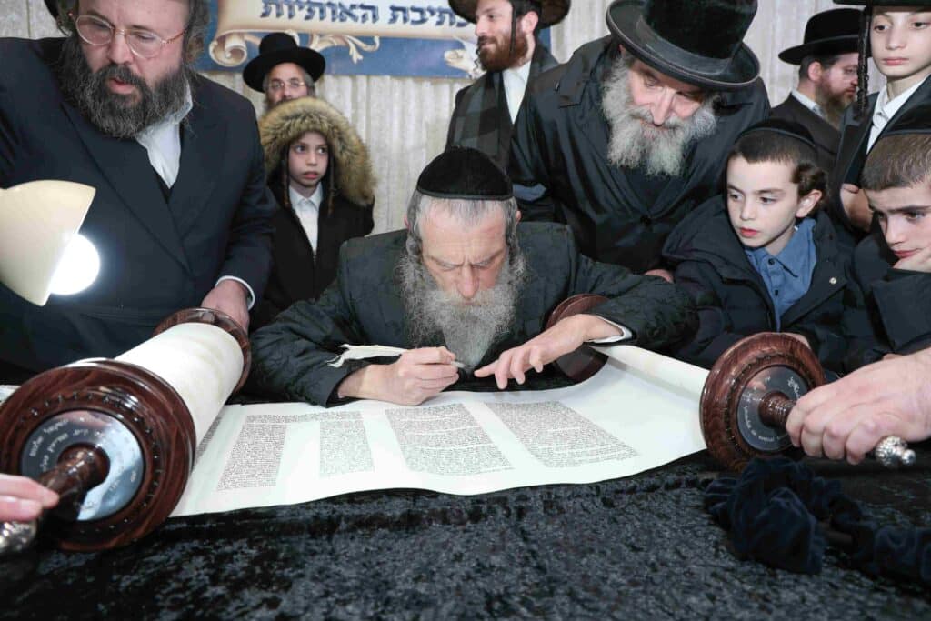 בהשתתפות בן האדמו"ר: ספר תורה הופקד עד ביאת המשיח