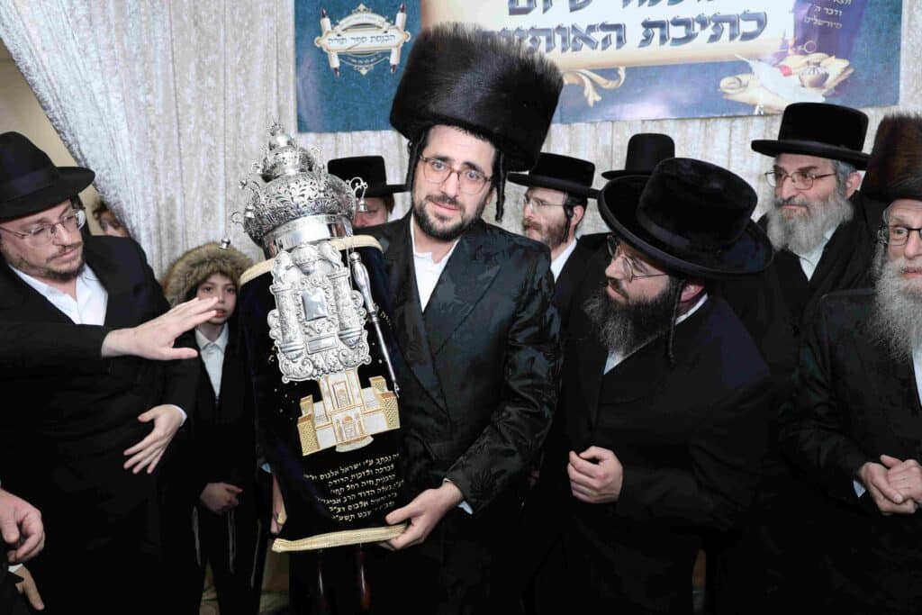 בהשתתפות בן האדמו"ר: ספר תורה הופקד עד ביאת המשיח