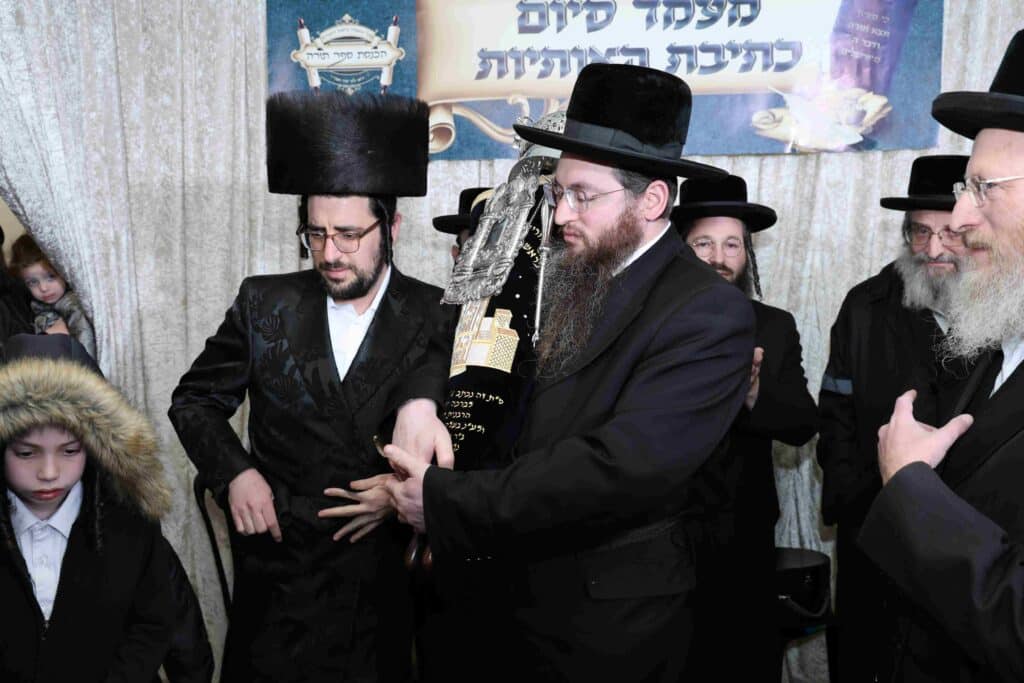 בהשתתפות בן האדמו"ר: ספר תורה הופקד עד ביאת המשיח