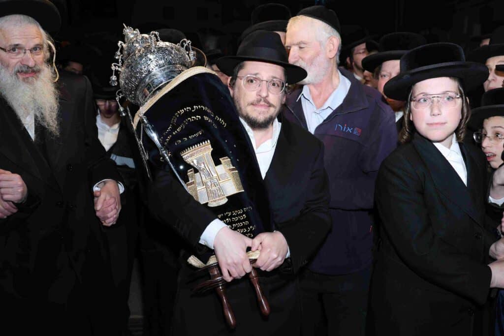 בהשתתפות בן האדמו"ר: ספר תורה הופקד עד ביאת המשיח