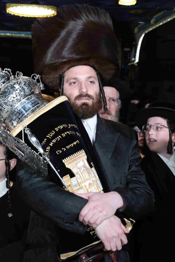 בהשתתפות בן האדמו"ר: ספר תורה הופקד עד ביאת המשיח