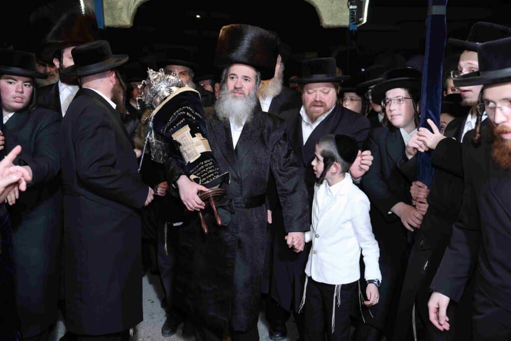 בהשתתפות בן האדמו"ר: ספר תורה הופקד עד ביאת המשיח