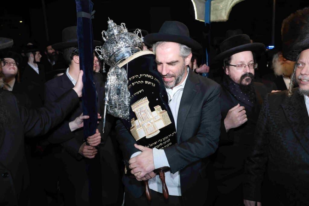 בהשתתפות בן האדמו"ר: ספר תורה הופקד עד ביאת המשיח