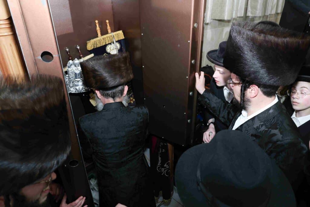 בהשתתפות בן האדמו"ר: ספר תורה הופקד עד ביאת המשיח