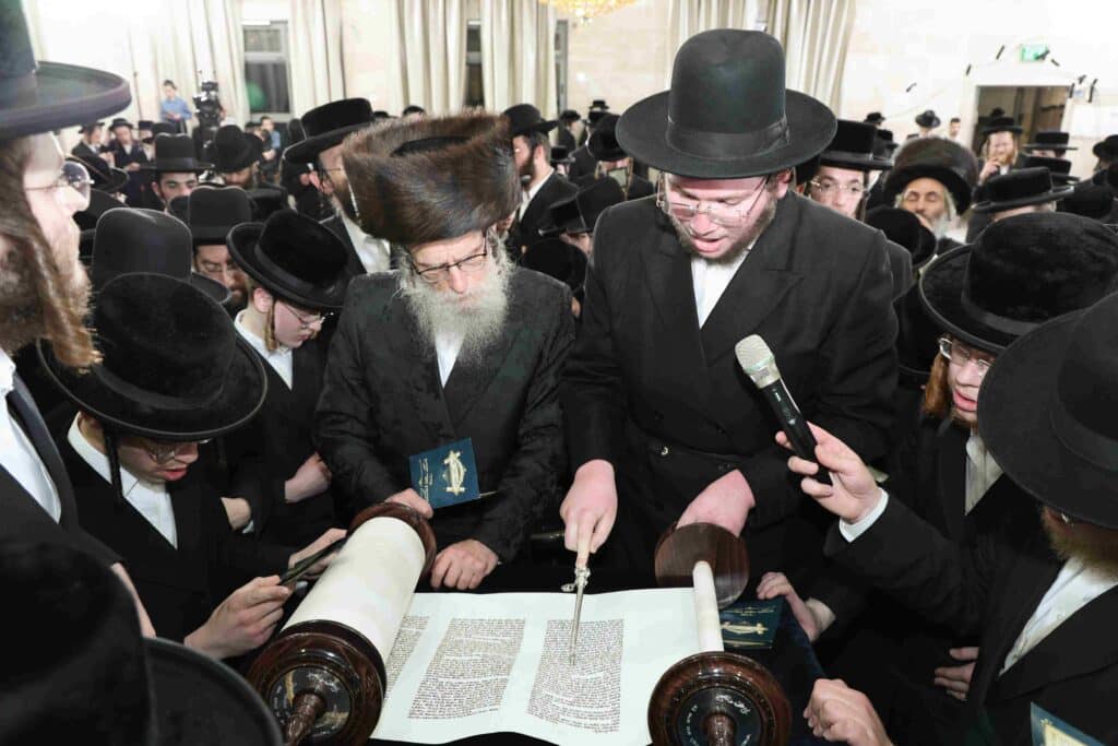 בהשתתפות בן האדמו"ר: ספר תורה הופקד עד ביאת המשיח