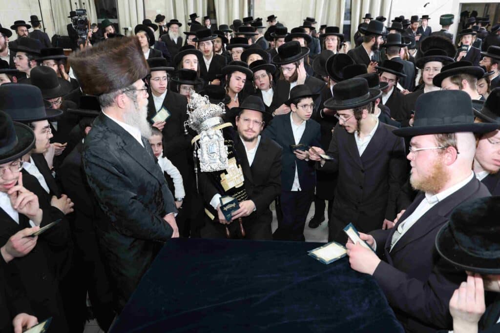 בהשתתפות בן האדמו"ר: ספר תורה הופקד עד ביאת המשיח