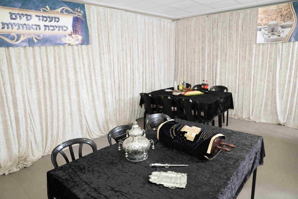 בהשתתפות בן האדמו"ר: ספר תורה הופקד עד ביאת המשיח