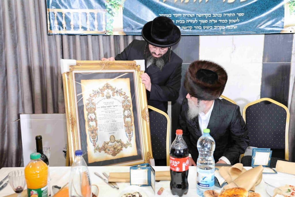 בהשתתפות בן האדמו"ר: ספר תורה הופקד עד ביאת המשיח