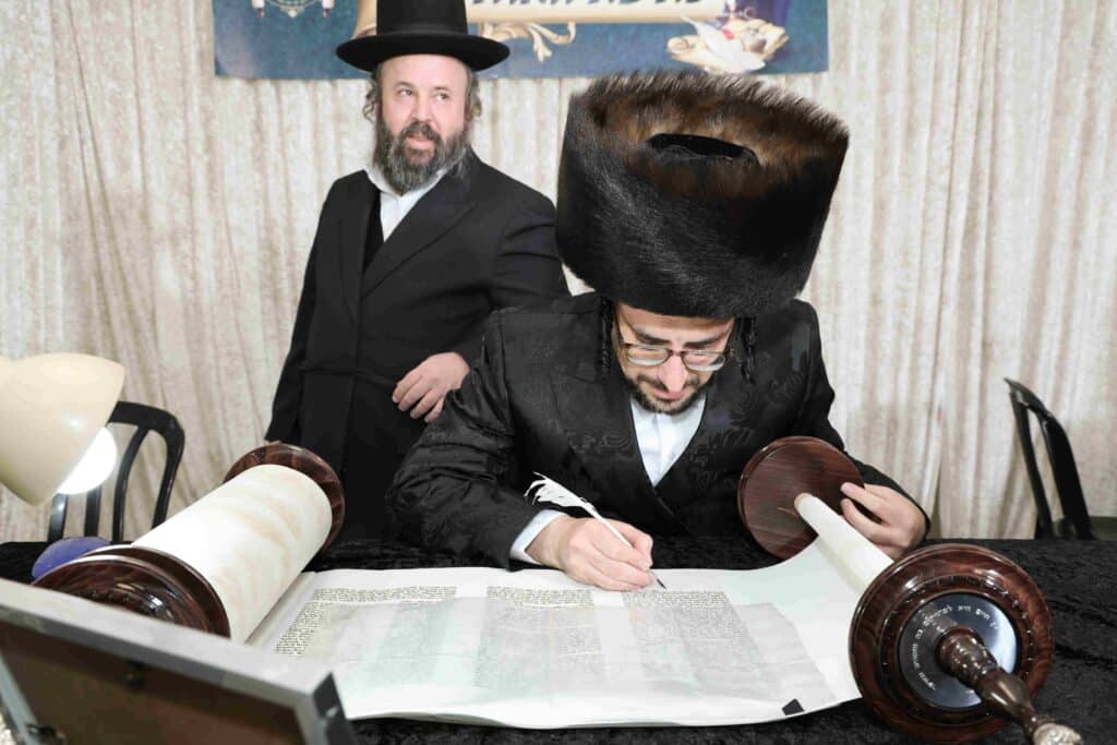 בהשתתפות בן האדמו"ר: ספר תורה הופקד עד ביאת המשיח