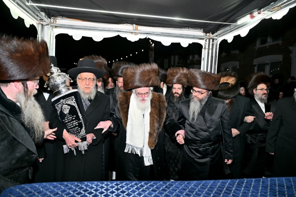 בלונדון חנכו את בניין תלמוד תורה ויז'ניץ בשילוב הכנסת ס"ת בלונדון חנכו את בניין תלמוד תורה ויז'ניץ בשילוב הכנסת ס"ת