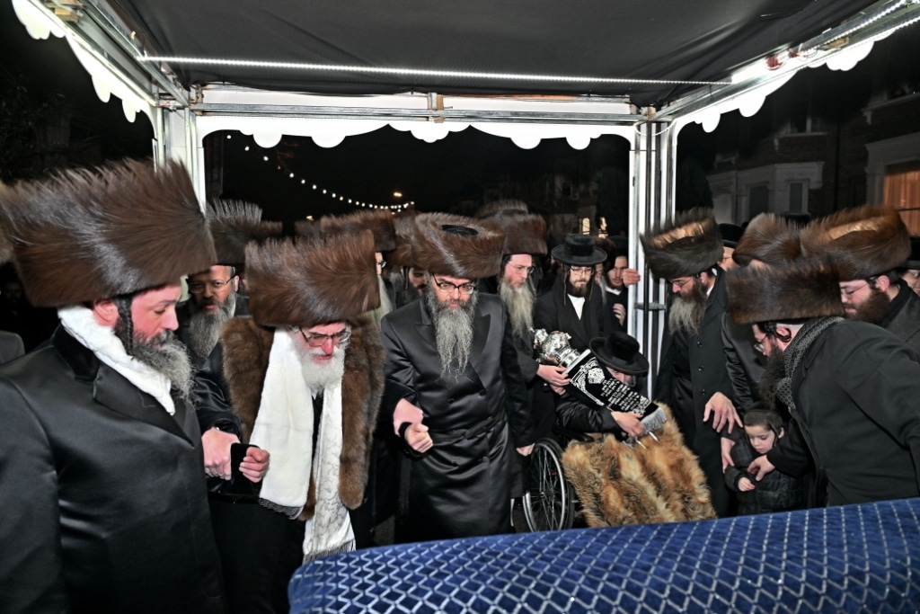 בלונדון חנכו את בניין תלמוד תורה ויז'ניץ בשילוב הכנסת ס"ת בלונדון חנכו את בניין תלמוד תורה ויז'ניץ בשילוב הכנסת ס"ת