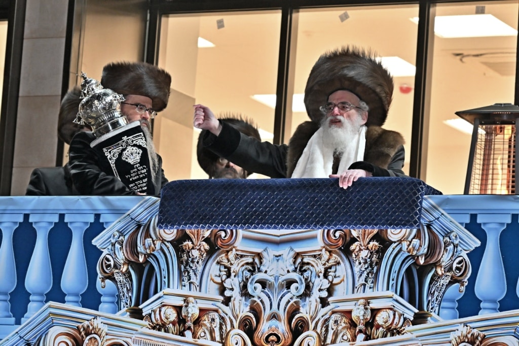 בלונדון חנכו את בניין תלמוד תורה ויז'ניץ בשילוב הכנסת ס"ת בלונדון חנכו את בניין תלמוד תורה ויז'ניץ בשילוב הכנסת ס"ת