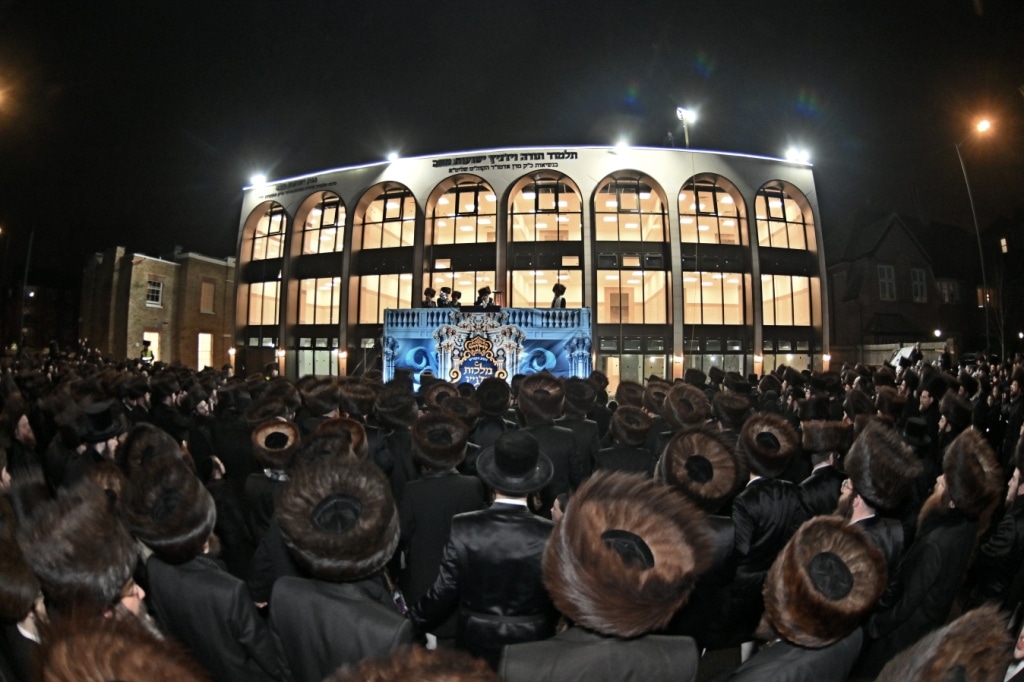 בלונדון חנכו את בניין תלמוד תורה ויז'ניץ בשילוב הכנסת ס"ת בלונדון חנכו את בניין תלמוד תורה ויז'ניץ בשילוב הכנסת ס"ת