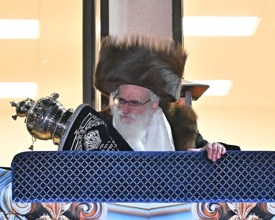 בלונדון חנכו את בניין תלמוד תורה ויז'ניץ בשילוב הכנסת ס"ת בלונדון חנכו את בניין תלמוד תורה ויז'ניץ בשילוב הכנסת ס"ת