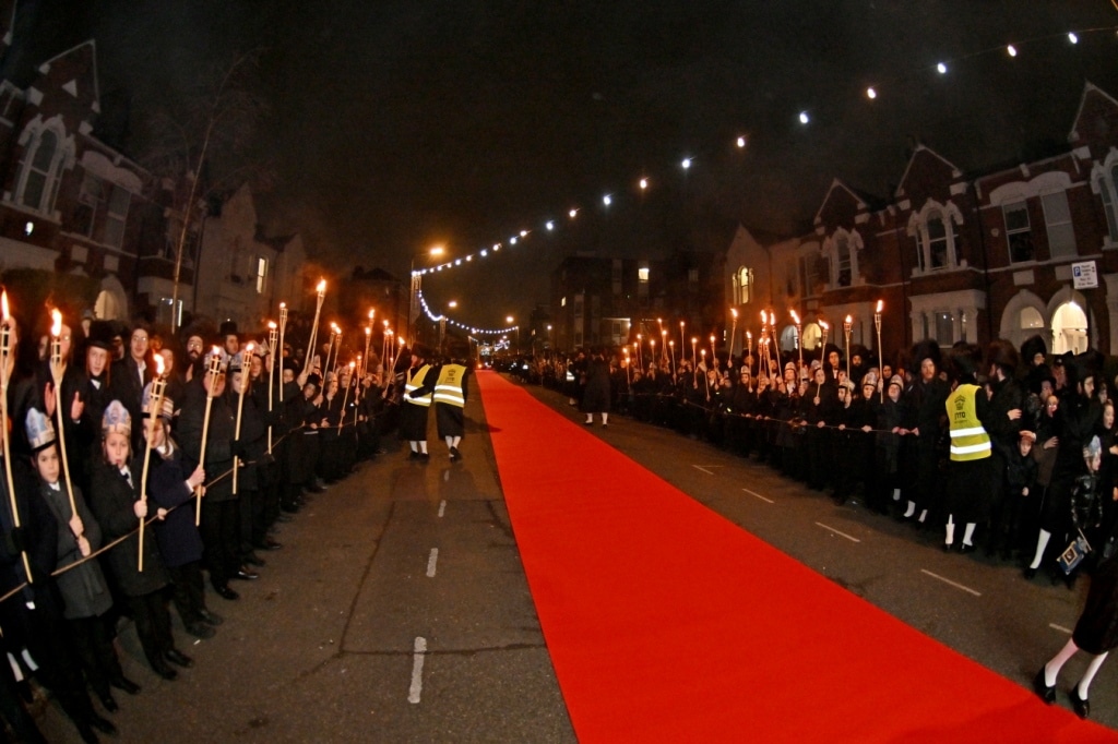 בלונדון חנכו את בניין תלמוד תורה ויז'ניץ בשילוב הכנסת ס"ת בלונדון חנכו את בניין תלמוד תורה ויז'ניץ בשילוב הכנסת ס"ת