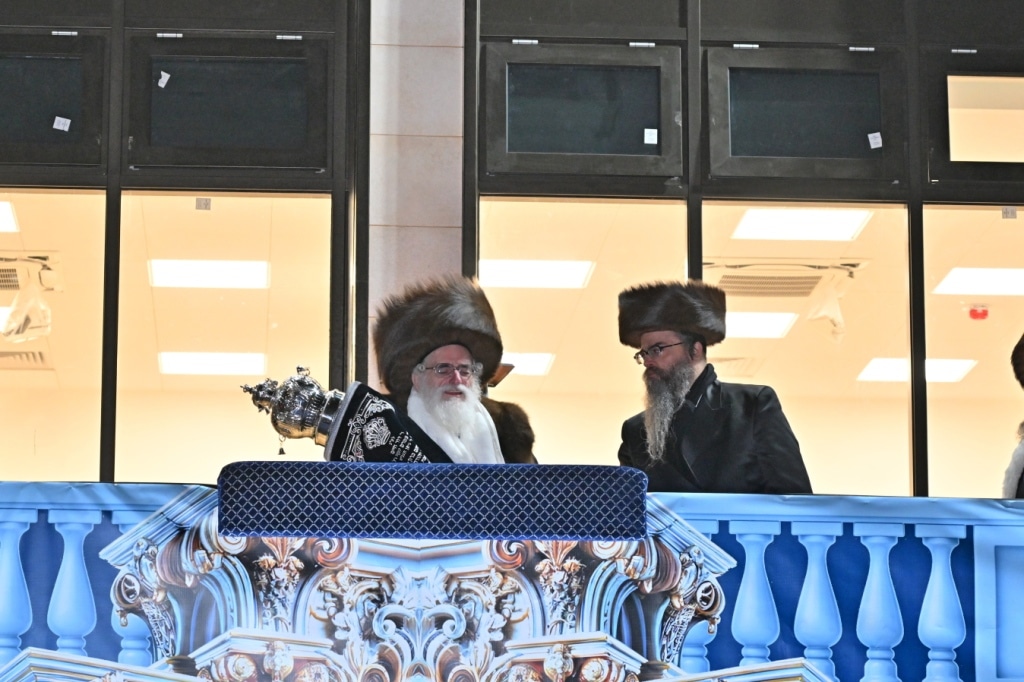 בלונדון חנכו את בניין תלמוד תורה ויז'ניץ בשילוב הכנסת ס"ת בלונדון חנכו את בניין תלמוד תורה ויז'ניץ בשילוב הכנסת ס"ת