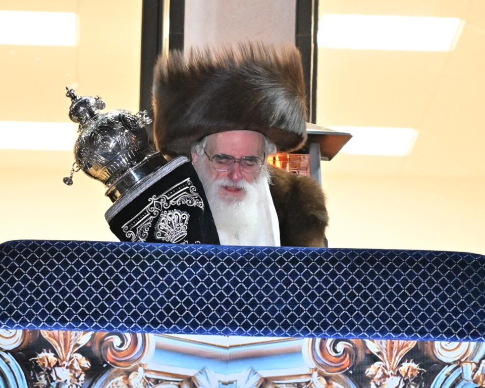 בלונדון חנכו את בניין תלמוד תורה ויז'ניץ בשילוב הכנסת ס"ת בלונדון חנכו את בניין תלמוד תורה ויז'ניץ בשילוב הכנסת ס"ת