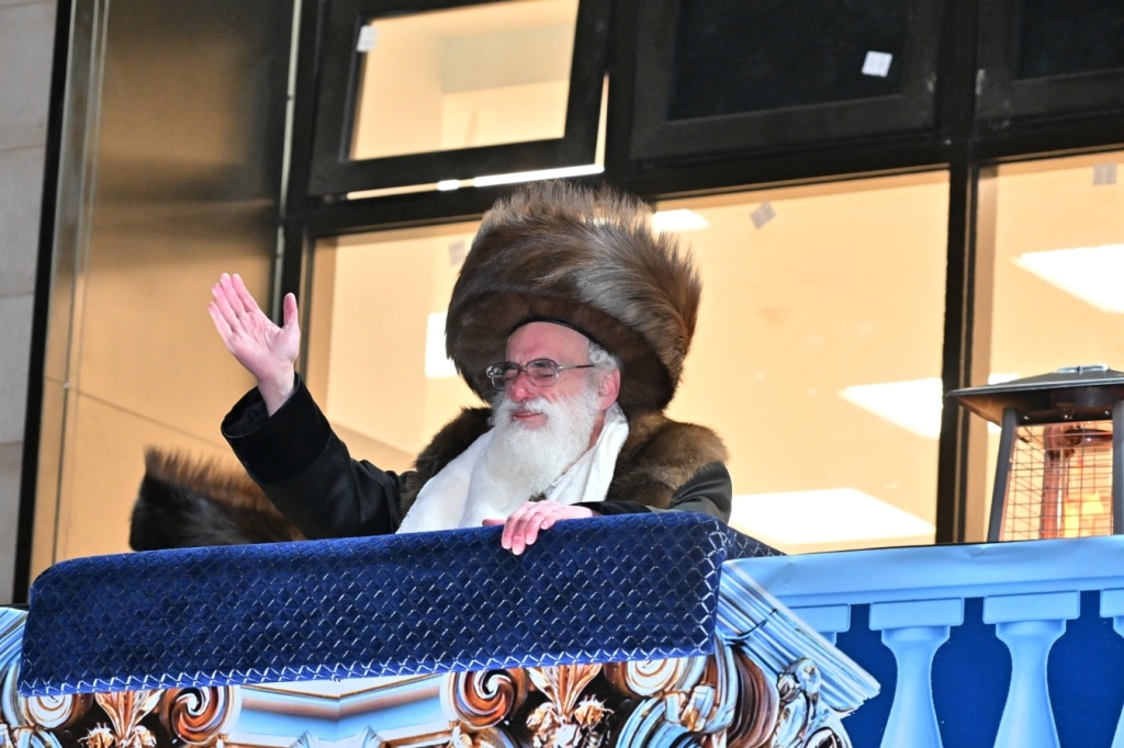 בלונדון חנכו את בניין תלמוד תורה ויז'ניץ בשילוב הכנסת ס"ת בלונדון חנכו את בניין תלמוד תורה ויז'ניץ בשילוב הכנסת ס"ת