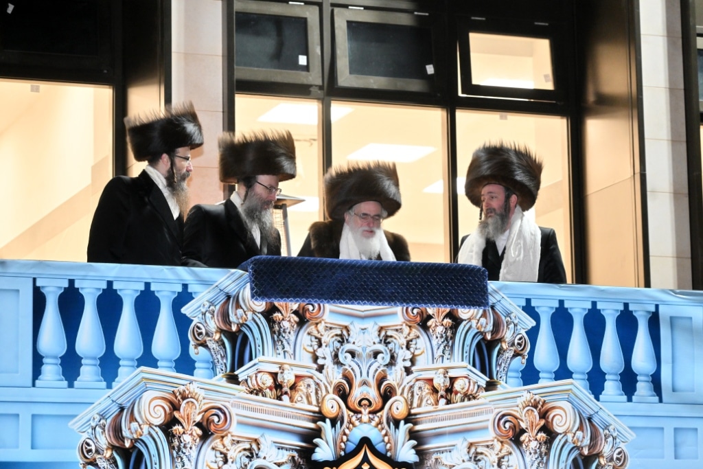 בלונדון חנכו את בניין תלמוד תורה ויז'ניץ בשילוב הכנסת ס"ת בלונדון חנכו את בניין תלמוד תורה ויז'ניץ בשילוב הכנסת ס"ת