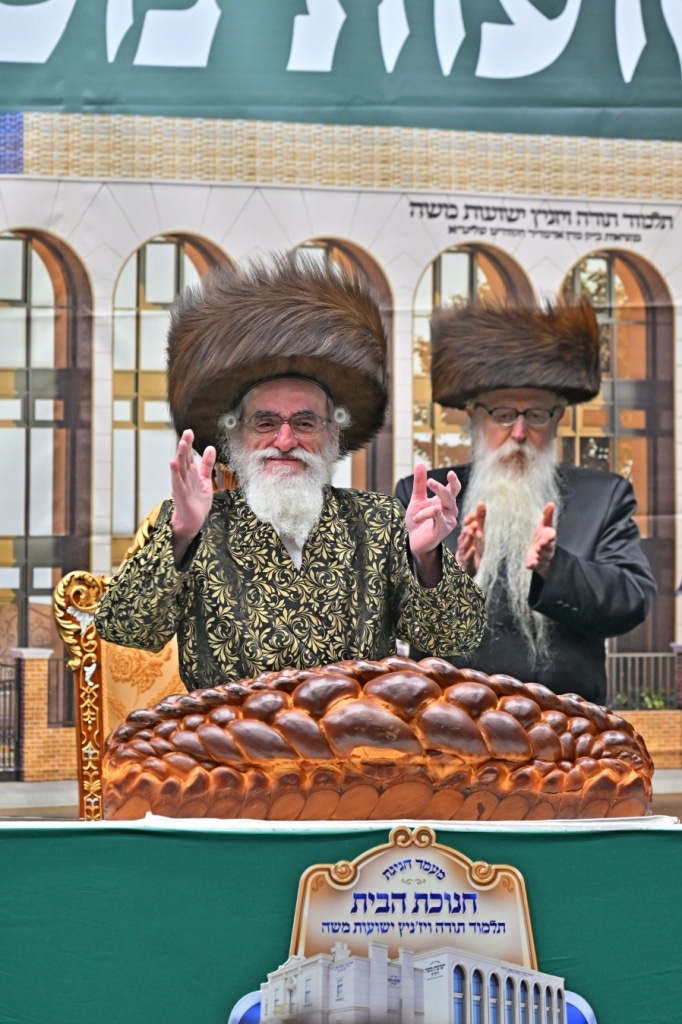 בלונדון חנכו את בניין תלמוד תורה ויז'ניץ בשילוב הכנסת ס"ת בלונדון חנכו את בניין תלמוד תורה ויז'ניץ בשילוב הכנסת ס"ת