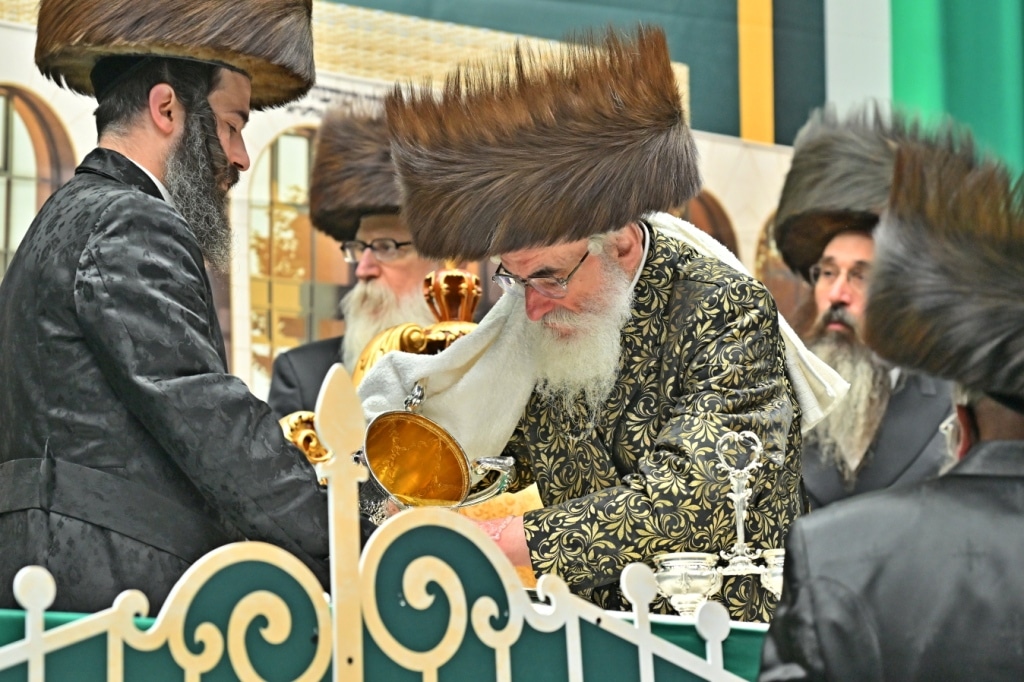 בלונדון חנכו את בניין תלמוד תורה ויז'ניץ בשילוב הכנסת ס"ת בלונדון חנכו את בניין תלמוד תורה ויז'ניץ בשילוב הכנסת ס"ת