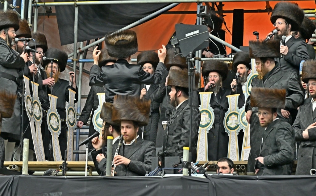 בלונדון חנכו את בניין תלמוד תורה ויז'ניץ בשילוב הכנסת ס"ת בלונדון חנכו את בניין תלמוד תורה ויז'ניץ בשילוב הכנסת ס"ת