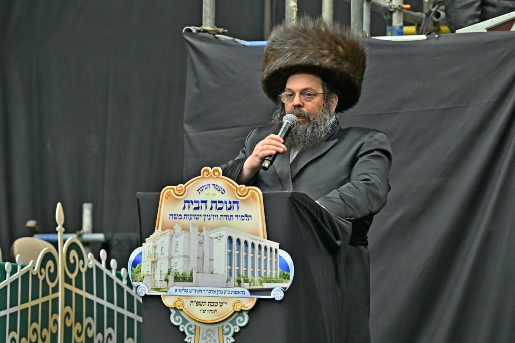 בלונדון חנכו את בניין תלמוד תורה ויז'ניץ בשילוב הכנסת ס"ת בלונדון חנכו את בניין תלמוד תורה ויז'ניץ בשילוב הכנסת ס"ת