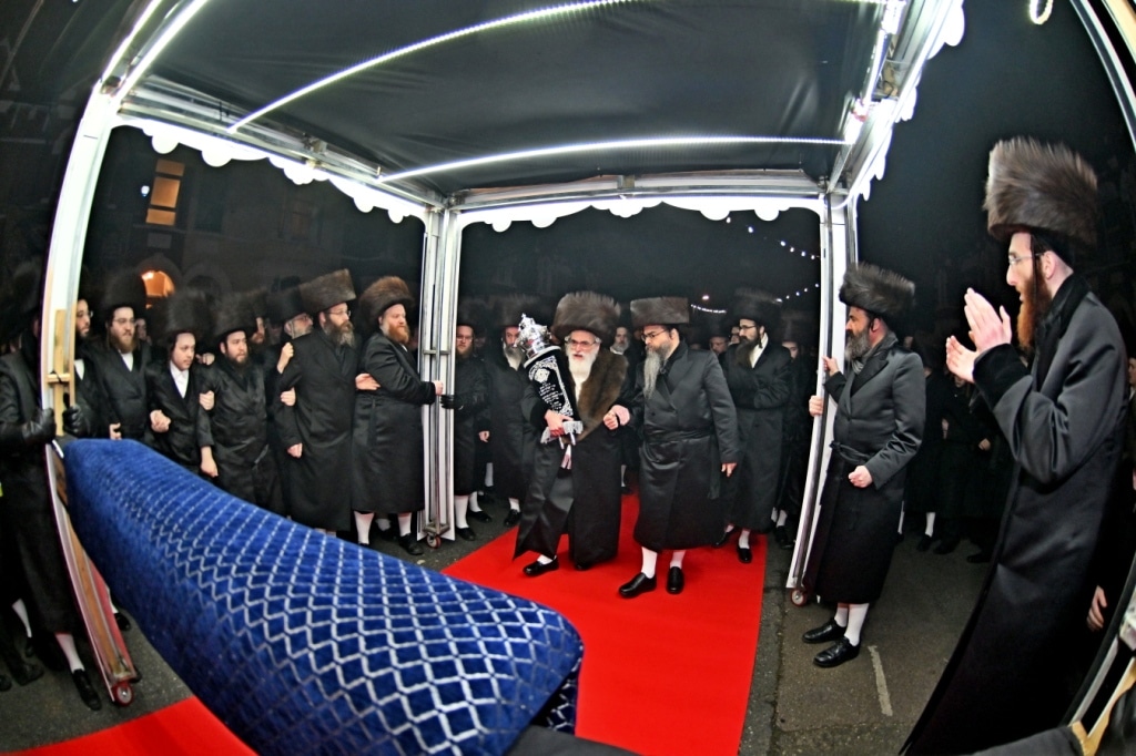 בלונדון חנכו את בניין תלמוד תורה ויז'ניץ בשילוב הכנסת ס"ת בלונדון חנכו את בניין תלמוד תורה ויז'ניץ בשילוב הכנסת ס"ת