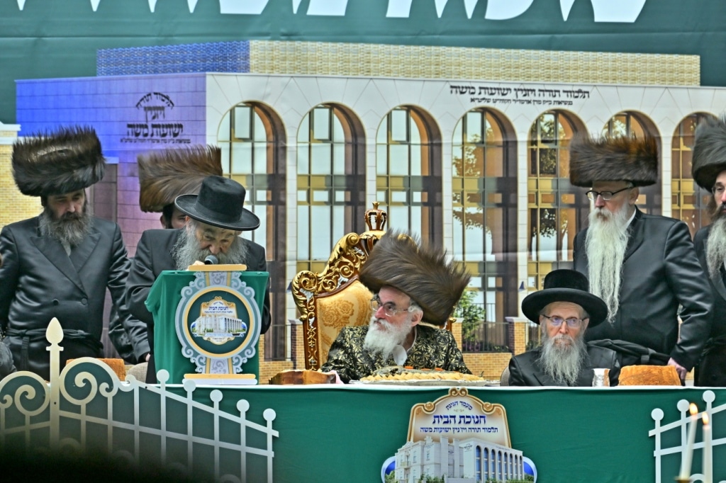 בלונדון חנכו את בניין תלמוד תורה ויז'ניץ בשילוב הכנסת ס"ת בלונדון חנכו את בניין תלמוד תורה ויז'ניץ בשילוב הכנסת ס"ת