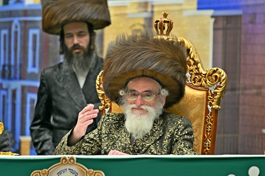 בלונדון חנכו את בניין תלמוד תורה ויז'ניץ בשילוב הכנסת ס"ת בלונדון חנכו את בניין תלמוד תורה ויז'ניץ בשילוב הכנסת ס"ת