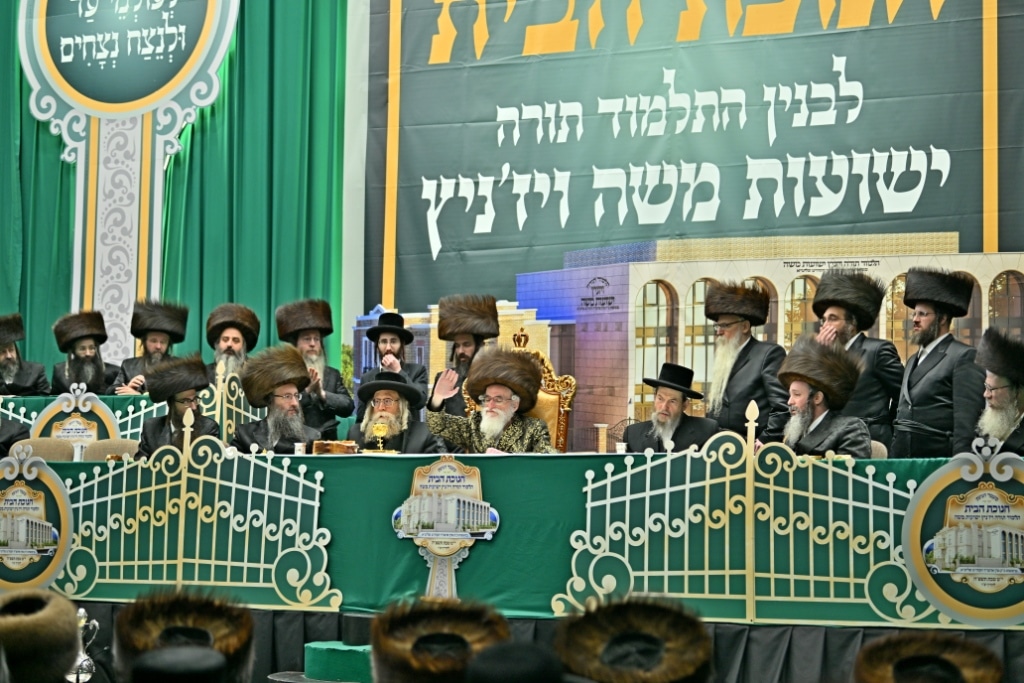 בלונדון חנכו את בניין תלמוד תורה ויז'ניץ בשילוב הכנסת ס"ת בלונדון חנכו את בניין תלמוד תורה ויז'ניץ בשילוב הכנסת ס"ת