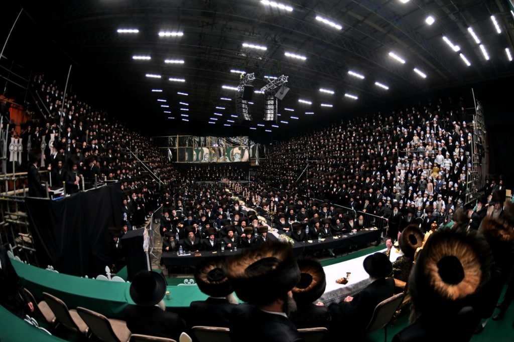 בלונדון חנכו את בניין תלמוד תורה ויז'ניץ בשילוב הכנסת ס"ת בלונדון חנכו את בניין תלמוד תורה ויז'ניץ בשילוב הכנסת ס"ת