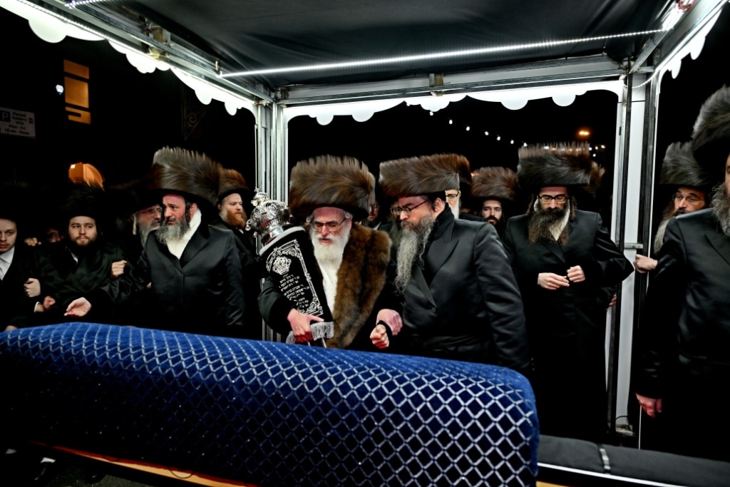 בלונדון חנכו את בניין תלמוד תורה ויז'ניץ בשילוב הכנסת ס"ת בלונדון חנכו את בניין תלמוד תורה ויז'ניץ בשילוב הכנסת ס"ת