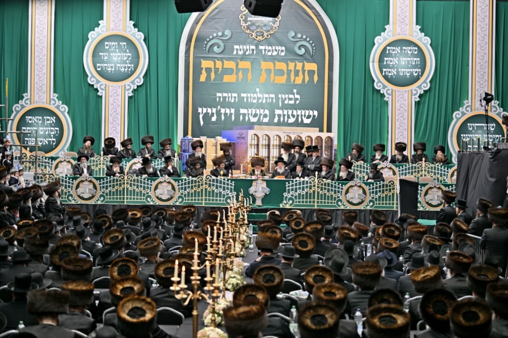 בלונדון חנכו את בניין תלמוד תורה ויז'ניץ בשילוב הכנסת ס"ת בלונדון חנכו את בניין תלמוד תורה ויז'ניץ בשילוב הכנסת ס"ת