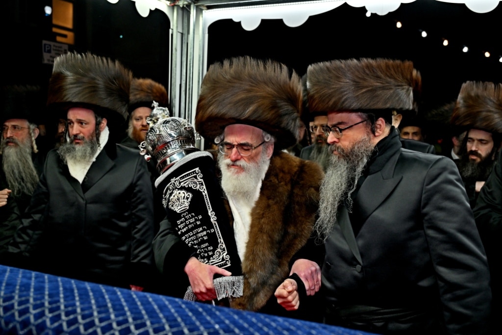 בלונדון חנכו את בניין תלמוד תורה ויז'ניץ בשילוב הכנסת ס"ת בלונדון חנכו את בניין תלמוד תורה ויז'ניץ בשילוב הכנסת ס"ת